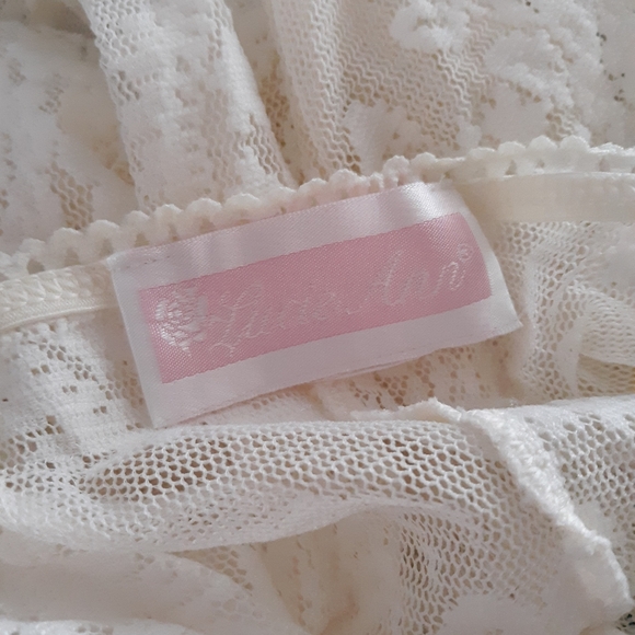 90s VTG Elegant Lace Nightgown - Cream - Picture 5 of 5